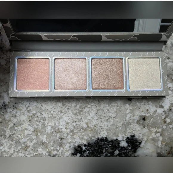 Kylie Cosmetics Pressed Powder Highlighter Palette Limited. NEW! - Picture 3 of 7